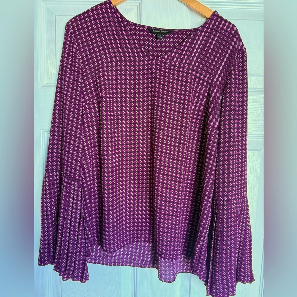 EUC Banana Republic Blouse with Pleated Sleeve Detail